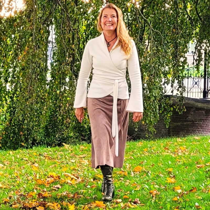 Wikkelvest met opstaand kraagje in zwart en gebroken wit fleece