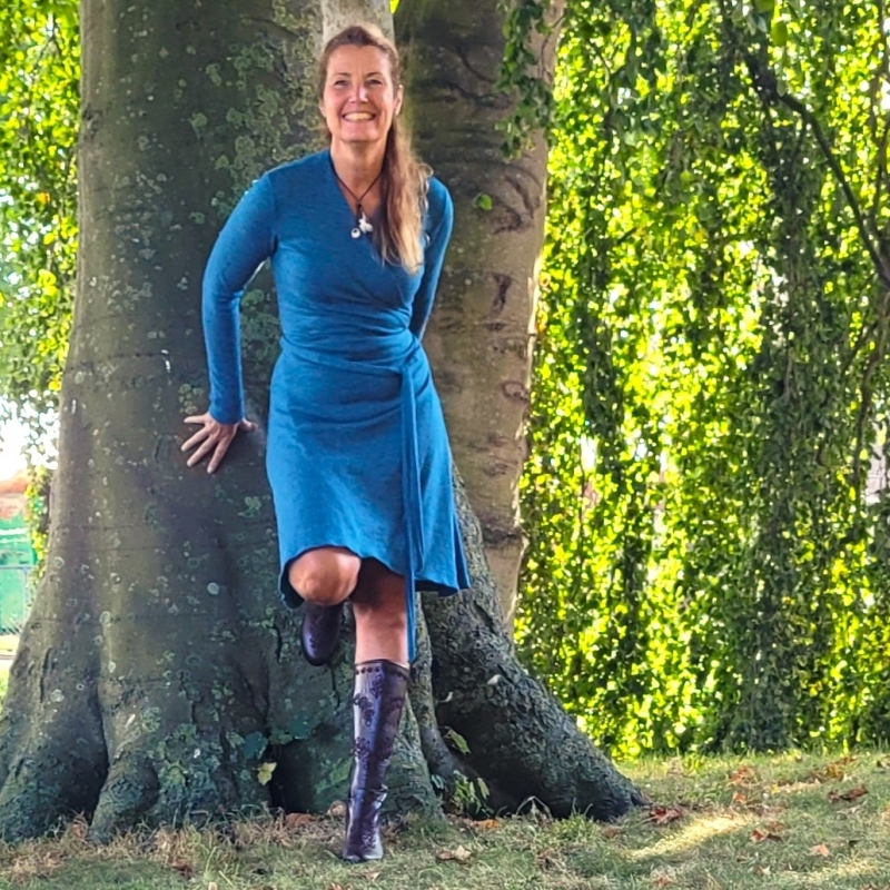 Wikkeljurk kort klokmodel warm steenrood soepel gebreid.