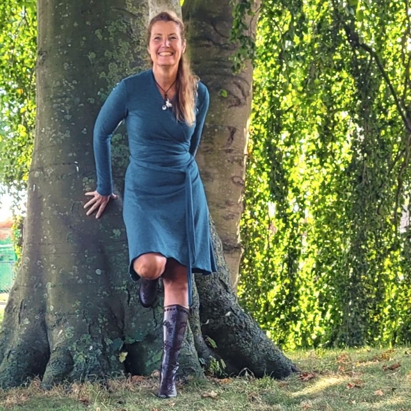 Wikkeljurk in 2 kleuren, kort klokmodel warm soepel gebreid.