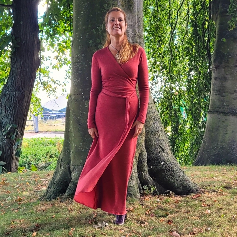 Maxi wikkeljurk warm steenrood soepel gebreid.
