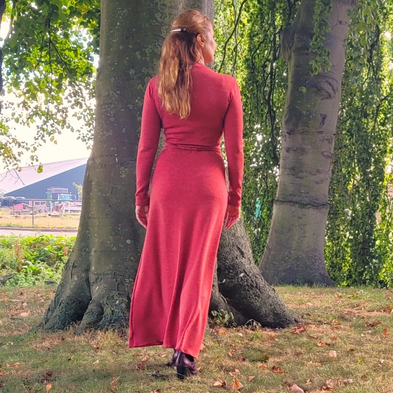 Maxi wikkeljurk warm steenrood soepel gebreid.