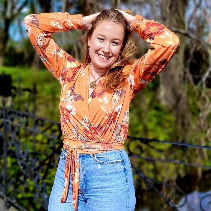 Wikkelblouse kort met band en ballonmouwen oker met bloem print en vlinders. Laatste stuks!