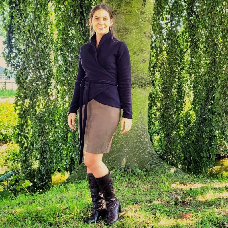 Wikkelvest met opstaand kraagje in zwart en gebroken wit fleece